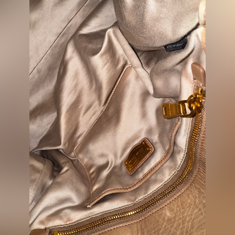 Miu Miu Vitello Shine - Leather Shoulder Bag in Cammeo - Picture 12 of 13